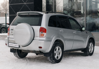 Подержанный автомобиль Toyota RAV4 2003 года (5 фото)