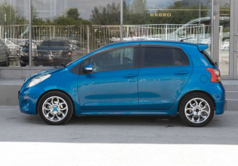 Подержанный автомобиль Toyota Vitz 2009 года (8 фото)