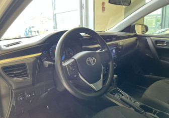 Подержанный автомобиль Toyota Corolla Sedan 2013 года (7 фото)