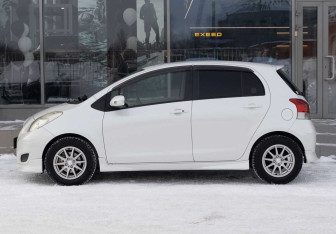 Подержанный автомобиль Toyota Vitz 2009 года (8 фото)