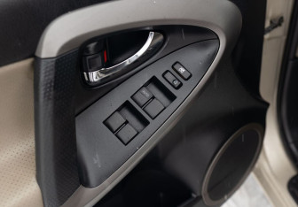 Подержанный автомобиль Toyota RAV4 2007 года (16 фото)