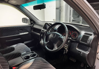 Подержанный автомобиль Honda CR-V 2002 года (12 фото)
