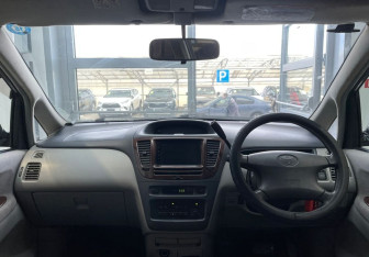 Подержанный автомобиль Toyota Nadia 1998 года (11 фото)