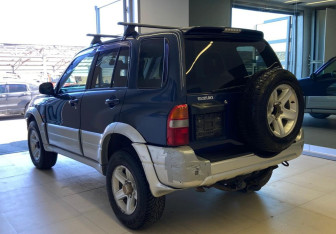 Подержанный автомобиль Suzuki Escudo 2000 года (6 фото)