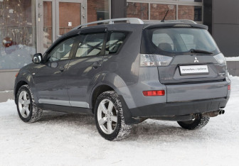 Подержанный автомобиль Mitsubishi Outlander 2007 года (7 фото)