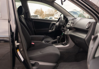 Подержанный автомобиль Toyota RAV4 2006 года (22 фото)