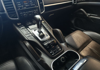 Подержанный автомобиль Porsche Cayenne 2012 года (10 фото)