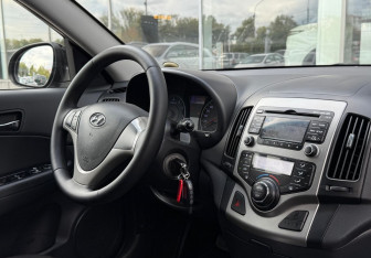 Подержанный автомобиль Hyundai i30 Hatchback 2011 года (16 фото)