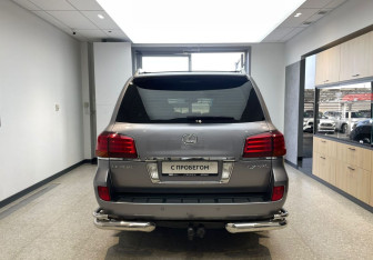 Подержанный автомобиль Lexus LX 2008 года (6 фото)
