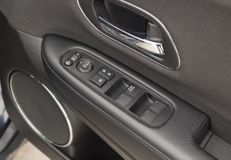 Подержанный автомобиль Honda Vezel 2018 года (17 фото)