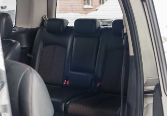 Подержанный автомобиль Nissan Elgrand 2011 года (20 фото)