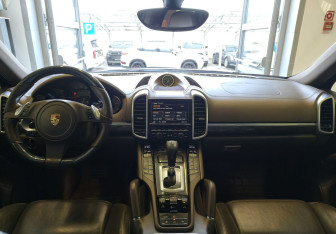 Подержанный автомобиль Porsche Cayenne 2012 года (8 фото)