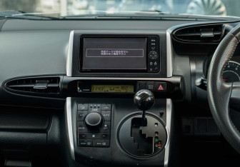 Подержанный автомобиль Toyota Wish Minivan 2012 года (13 фото)