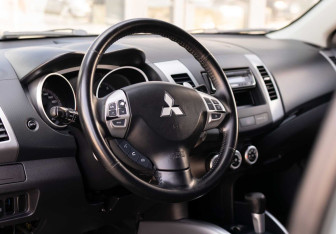 Подержанный автомобиль Mitsubishi Outlander 2007 года (11 фото)