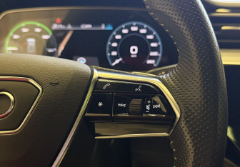 Подержанный автомобиль Audi e-tron 2020 года (16 фото)