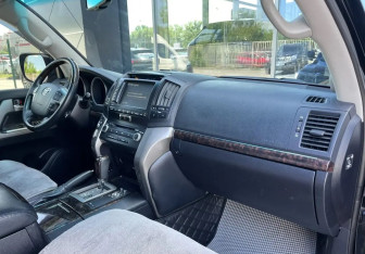 Подержанный автомобиль Toyota Land Cruiser Suv 2008 года (19 фото)