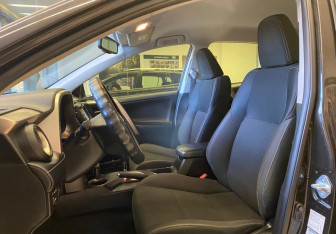 Подержанный автомобиль Toyota RAV4 2015 года (10 фото)