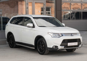Подержанный автомобиль Mitsubishi Outlander 2014 года (3 фото)