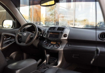 Подержанный автомобиль Toyota RAV4 2012 года (10 фото)