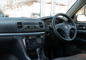 Подержанный автомобиль Toyota Mark II Wagon 2002 года (10 фото)