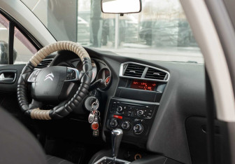 Подержанный автомобиль Citroen C4 Hatchback 2011 года (10 фото)