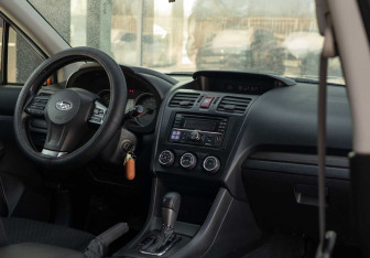 Подержанный автомобиль Subaru XV 2012 года (10 фото)