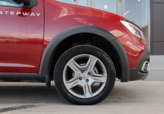 Подержанный автомобиль Renault Sandero 2020 года (9 фото)