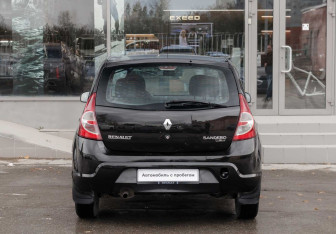 Подержанный автомобиль Renault Sandero 2011 года (6 фото)