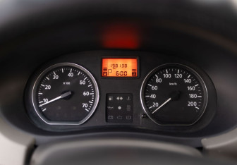 Подержанный автомобиль Renault Sandero 2011 года (12 фото)