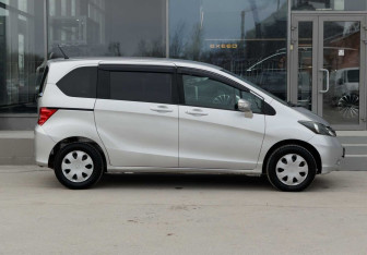 Подержанный автомобиль Honda Freed 2011 года (4 фото)