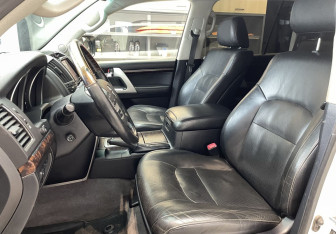 Подержанный автомобиль Toyota Land Cruiser Suv 2013 года (10 фото)