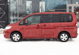 Подержанный автомобиль Nissan Serena Minivan 2009 года (8 фото)