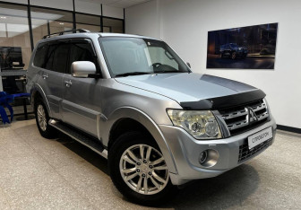 Подержанный автомобиль Mitsubishi Pajero 2012 года (4 фото)