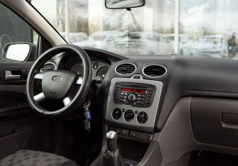 Подержанный автомобиль Ford Focus Sedan 2007 года (10 фото)