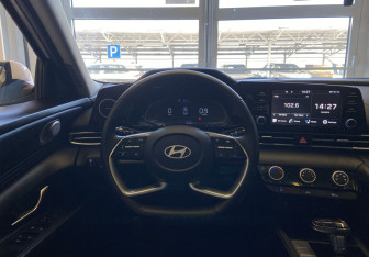 Подержанный автомобиль Hyundai Elantra Sedan 2023 года (14 фото)