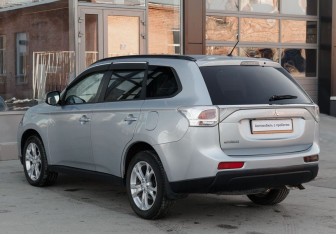 Подержанный автомобиль Mitsubishi Outlander 2012 года (7 фото)