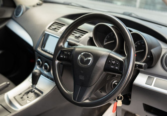 Подержанный автомобиль Mazda Axela Sedan 2012 года (11 фото)