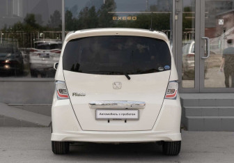 Подержанный автомобиль Honda Freed 2011 года (6 фото)