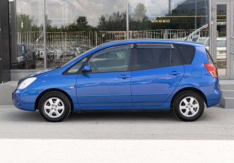 Подержанный автомобиль Toyota Corolla Spacio 2002 года (8 фото)