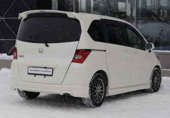 Подержанный автомобиль Honda Freed 2010 года (5 фото)