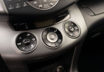 Подержанный автомобиль Toyota RAV4 2006 года (15 фото)