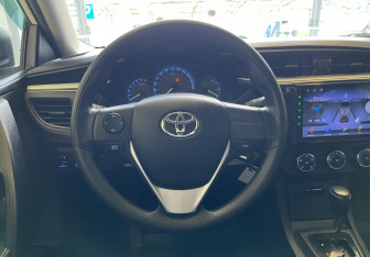 Подержанный автомобиль Toyota Corolla Sedan 2013 года (10 фото)