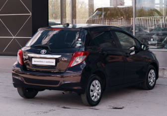 Подержанный автомобиль Toyota Vitz 2013 года (5 фото)