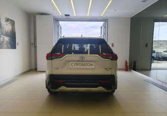 Подержанный автомобиль Toyota RAV4 2020 года (5 фото)
