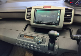 Подержанный автомобиль Honda Freed 2013 года (12 фото)
