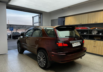 Подержанный автомобиль Lexus RX 2001 года (6 фото)