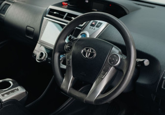 Подержанный автомобиль Toyota Prius Alpha 2015 года (11 фото)
