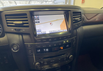Подержанный автомобиль Lexus LX 2010 года (13 фото)