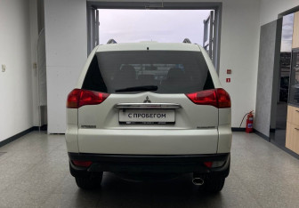 Подержанный автомобиль Mitsubishi Pajero Sport 2011 года (6 фото)