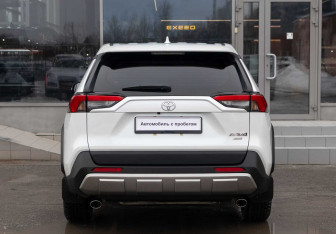 Подержанный автомобиль Toyota RAV4 2023 года (6 фото)